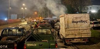 Βόλος:Αγροτικά οχήματα συγκεντρώθηκαν στον κόμβο Λεχωνίων – Δυναμική κινητοποίηση παρά τη βροχή