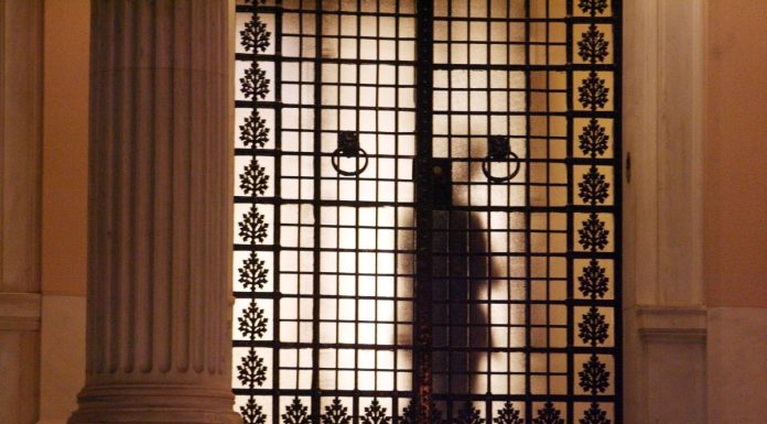 Το μίσος της κυβέρνησης Μητσοτάκη για τη θεσμική κανονικότητα