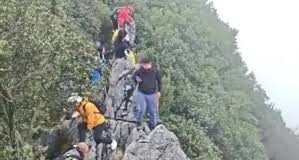 Η στιγμή που τουρίστας πέφτει από γκρεμό ύψους 40 μέτρων προσπαθώντας να βγάλει selfie