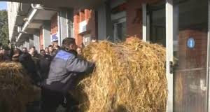 Ένταση στην Καβάλα: Αγρότες έκαναν κατάληψη του κτηρίου της Αντιπεριφέρειας και πέταξαν άχυρα και γάλα