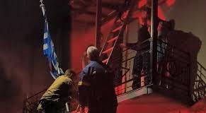 Δραματική διάσωση μητέρας και γιου μετά από φωτιά σε σπίτι στη Χίο