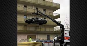 Αυστρία: Επιχειρηματίας ανέβασε Ferrari στο μπαλκόνι του σπιτιού του επειδή δεν έβρισκε θέση πάρκινγκ