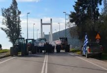 Αγρότες: Έκλεισαν με τρακτέρ τη νέα γέφυρα στη Χαλκίδα