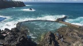 Τραγωδία στην Τενερίφη: 4 τουρίστες έχασαν την ζωή τους από κύμα – Παρασύρθηκαν έξω από την πισίνα