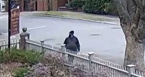 Επίθεση στο πανεπιστήμιο Μπράουν: Οι αρχές έδωσαν στη δημοσιότητα νέα βίντεο του υπόπτου, που παραμένει ασύλληπτος