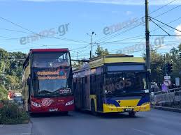 Κεραία τρόλεϊ «σφηνώθηκε» σε τουριστικό λεωφορείο – Δείτε φωτογραφίες