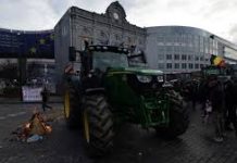 Η ΕΕ βάζει «πάγο» στην υπογραφή εμπορικής συμφωνίας με τη Mercosur μετά τις μαζικές αγροτικές κινητοποιήσεις