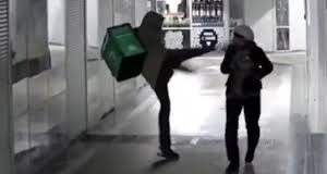 Βάρβαρο περιστατικό στην Ρωσία: Ντελιβεράς κλωτσάει στο κεφάλι ηλικιωμένη