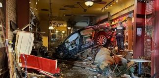 Στη δημοσιότητα τα πλάνα από το «κάρφωμα» αυτοκινήτου σε καφετέρια της Καλιφόρνια (VIDEO)