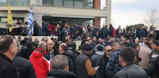 Μπλόκα αγροτών: Αποφάσισαν κλιμάκωση – «Η αστυνομία δεν θα επιτρέψει να κοπεί η Ελλάδα στα δύο»