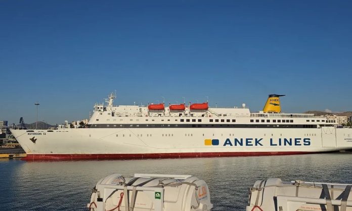 Περιπέτεια για τους επιβάτες του «ΑΣΤΕΡΙΩΝ ΙΙ» στο Ηράκλειο – Μηχανική βλάβη στην κύρια μηχανή