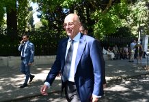 Ο Δένδιας δηλώνει πως συνομιλεί με Καραμανλή και Σαμαρά