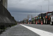 Ντόμινο κοινωνικής διαμαρτυρίας – Μετά τα τρακτέρ, έρχονται τα φορτηγά, οι λαϊκές αγορές και οι ένστολοι