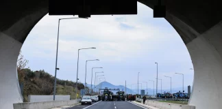 Αγρότες της Αιτωλοακαρνανίας έκλεισαν με τα τρακτέρ τους τον κόμβο της Ιόνιας Οδού στο Χαλίκι