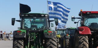 Ανοίγουν οι παράδρομοι από τους αγρότες στον Μπράλο, παραμένουν οι αποκλεισμοί σε Κάστρο και Θήβα