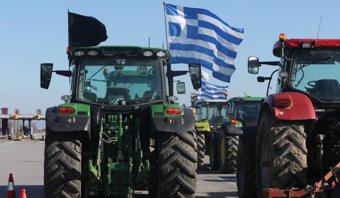 Ανοίγουν οι παράδρομοι από τους αγρότες στον Μπράλο, παραμένουν οι αποκλεισμοί σε Κάστρο και Θήβα