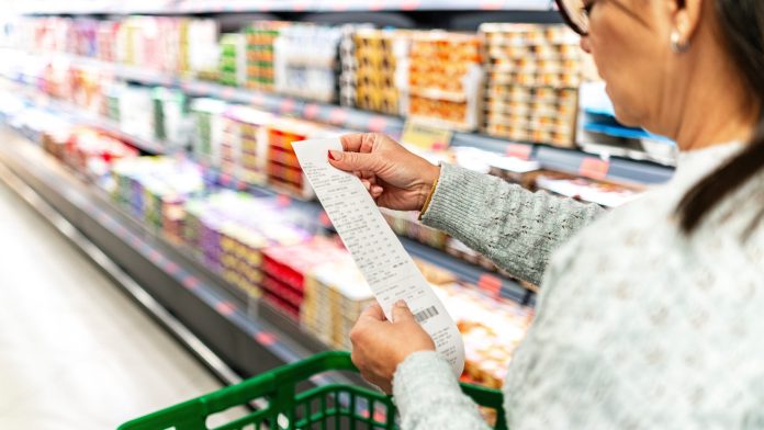 Ακρίβεια: Χιλιάδες νοικοκυριά δυσκολεύονται να καλύψουν τις βασικές τους ανάγκες – 3 στους 10 Έλληνες… φεσώνονται για να ζήσουν