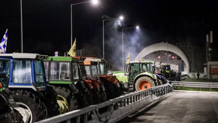 Συνεχίζεται ο αποκλεισμός στις σήραγγες των Τεμπών – Σε διαβουλεύσεις οι αγρότες για το μέλλον των κινητοποιήσεων