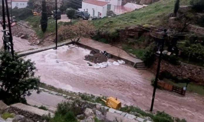 Σοβαρές πλημμύρες στην Ύδρα – Προβλήματα και ζημιές στην κυκλοφορία