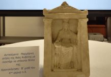 Πειραιάς: Έκρυβε στο πατάρι μαρμάρινη στήλη του 4ου π.Χ. αιώνα (photo)