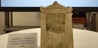 Πειραιάς: Έκρυβε στο πατάρι μαρμάρινη στήλη του 4ου π.Χ. αιώνα (photo)