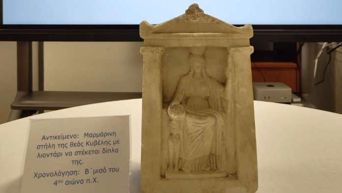 Πειραιάς: Έκρυβε στο πατάρι μαρμάρινη στήλη του 4ου π.Χ. αιώνα (photo)