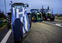 Αρχίζει ο «πόλεμος των τρακτέρ» – Τα μπλόκα σκληραίνουν, η κυβέρνηση απειλεί με διώξεις