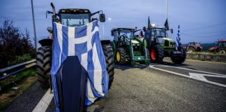 Αρχίζει ο «πόλεμος των τρακτέρ» – Τα μπλόκα σκληραίνουν, η κυβέρνηση απειλεί με διώξεις