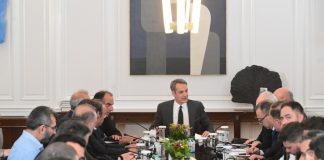 Αγρότες: «Δεν ακούσαμε τίποτα νέο, ο αγώνας συνεχίζεται» – «Η κυβέρνηση συζητάει μόνο τεχνικά ζητήματα», λέει ο Τσιάρας