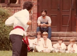 Η δολοφονία σε ζωντανή μετάδοση που σόκαρε τις ΗΠΑ – Πατέρας σκότωσε τον κακοποιητή του γιου του