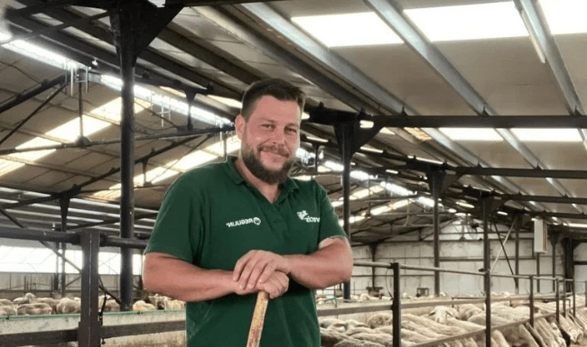 Ο Θωμάς Μόσχος “σφάζει” με το γάντι ΝΔκράτη δημοσιογράφο για το αγροτικό:«Πρέπει να κατέβει όλη η Ελλάδα στα μπλόκα μαζί μας» – (VIDEO)