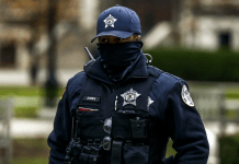 ΗΠΑ: Η στιγμή που αστυνομικοί πυροβολούν ασθενή μέσα σε νοσοκομείο που κρατά αυτοσχέδιο μαχαίρι