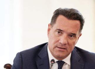Παραλήρημα Γεωργιάδη μετά τις αποκαλύψεις για τα ιατρεία – Πώς έμπλεξε πλασμαφαίρεση, νανογιλέκα, ξυλόλιο Ο Άδωνις και ο νόμος του ξίφους