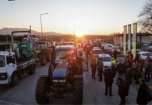 Επίθεση της κυβέρνησης στα μπλόκα – Μιλά για εμμονή ορισμένων αγροτοσυνδικαλιστών