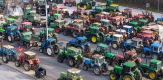 Σε Χατζηδάκη και Τσιάρα παραπέμπει το Μαξίμου τα μεμονωμένα μπλόκα που ζητούν διάλογο με τον πρωθυπουργό