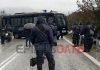 Κλούβα των ΜΑΤ έστησε μπλόκο στους αγρότες στο Καλπάκι – «Κυνηγητό» με αστυνομικούς