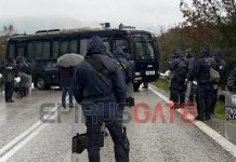 Κλούβα των ΜΑΤ έστησε μπλόκο στους αγρότες στο Καλπάκι – «Κυνηγητό» με αστυνομικούς