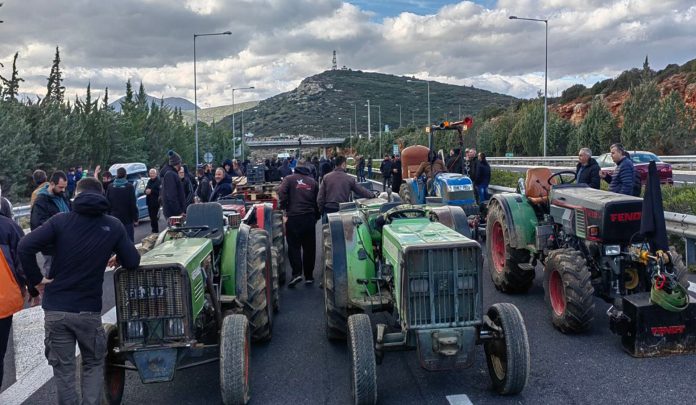 Αγρότες: Μέτωπα σε Τέμπη και Μπράλο – «Στο πόδι» η ΕΛΑΣ σε Αθήνα, Θεσσαλονίκη, Λάρισα, Πάτρα και Καλαμάτα