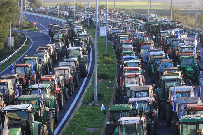 Αποχωρούν τα τρακτέρ από την εθνική οδό Αθηνών- Λαμίας – Τι αποφάσισαν οι αγρότες