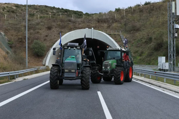 Αγρότες: Το “ταμείο” των πολυήμερων κινητοποιήσεων – “Πρέπει να πάμε σε άλλες καλλιέργειες και συνεργατικά σχήματα”