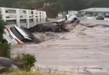 Σφοδρές πλημμύρες στην Αυστραλία: ΙΧ παρασύρθηκαν στην θάλασσα, έκλεισε παραλιακός δρόμος 240 χλμ