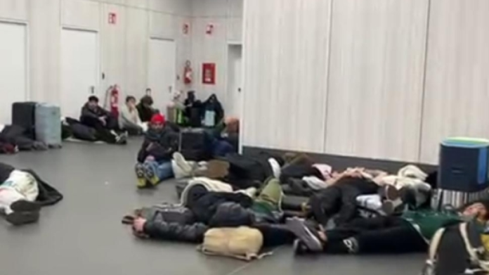 Χιλιάδες επιβάτες έμειναν εγκλωβισμένοι στο αεροδρόμιο του Μπέργκαμο – Τεχνικά προβλήματα ακύρωσαν δεκάδες πτήσεις