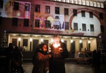 Με πυροτεχνήματα μπροστά από την Εθνική Τράπεζα υποδέχθηκαν οι Βούλγαροι τη νέα χρονιά και το ευρώ