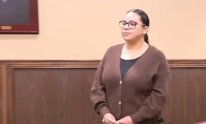 ΗΠΑ: Δασκάλα κατηγορείται ότι βίασε 14χρονο μαθητή – Ισχυρίζεται ότι ήταν έγκυος στο παιδί του ανήλικου!