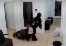 Σοκαριστικό βίντεο: Κομμώτρια σέρνει από την κουκούλα 15χρονη πελάτισσα επειδή δεν πλήρωσε