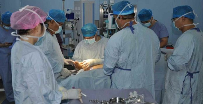 Κινέζοι χειρουργοί διατήρησαν το κομμένο αυτί μιας γυναίκας στο πόδι της για 5 μήνες