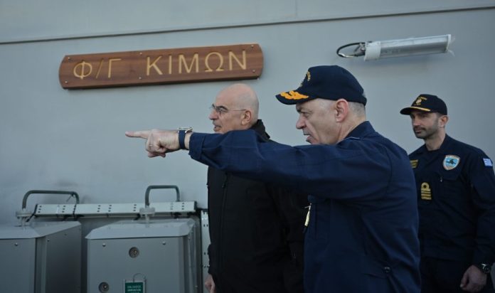 Ο Αρχηγός Στόλου στη φρεγάτα ΚΙΜΩΝ με λογική «ο πνιγμένος από τα μαλλιά του πιάνεται»