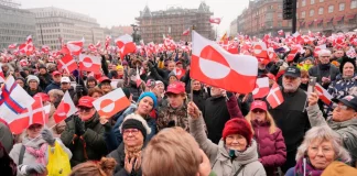 «Κάτω τα χέρια από τη Γροιλανδία»: Στους δρόμους χιλιάδες άνθρωποι στη Δανία που διαμαρτύρονται για τα σχέδια Τραμπ