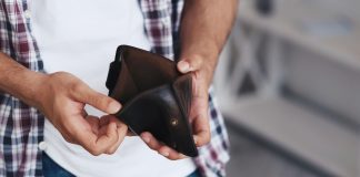 Η μεγάλη διαρροή – Γιατί το διαθέσιμο εισόδημα «εξατμίζεται» παρά τις ονομαστικές αυξήσεις