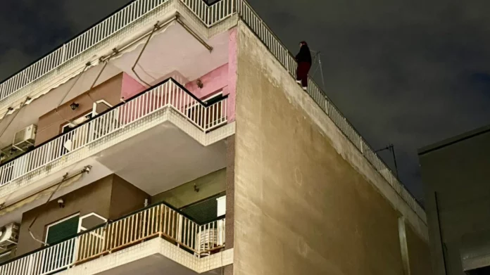 Αίσιο τέλος στο θρίλερ του Κορυδαλλού: Ασφαλής η γυναίκα που απειλούσε να πέσει από ταράτσα πολυκατοικίας-(VIDEO-ΦΩΤΟ)
